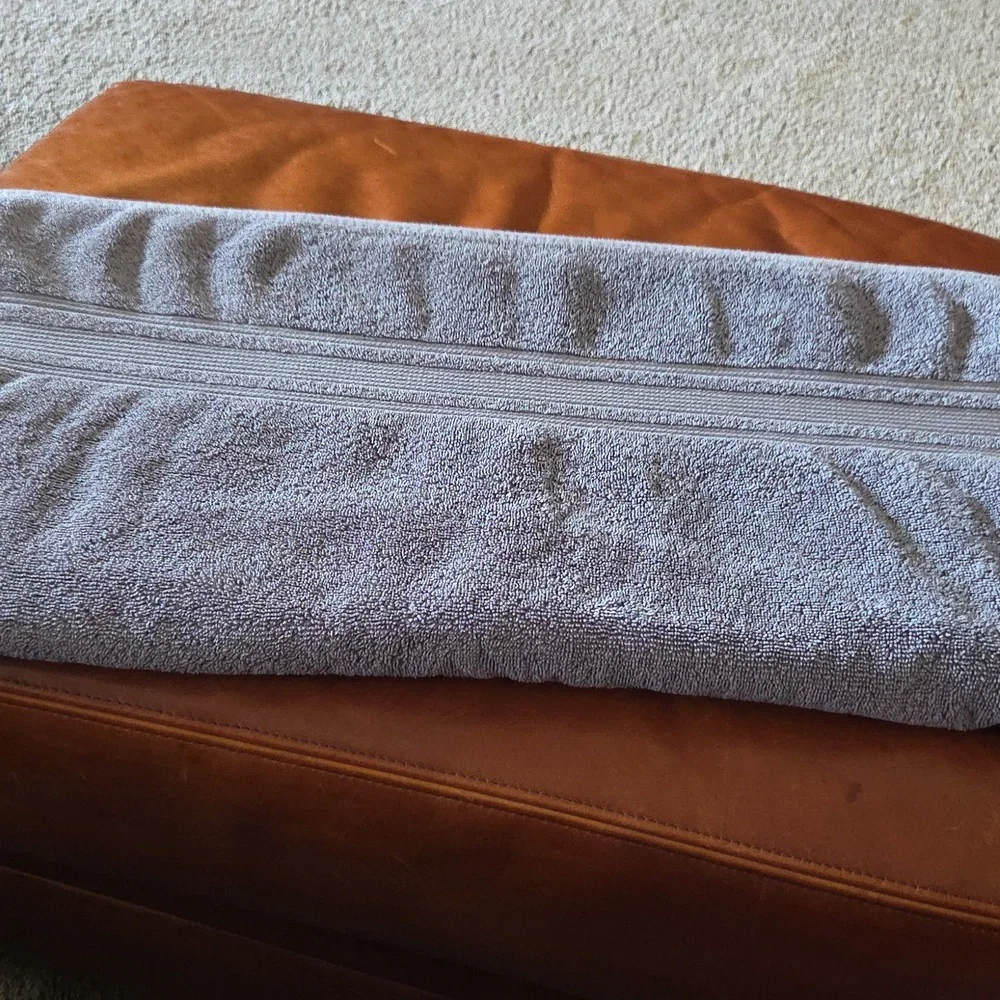 Charisma 2 Gray Large  Bath Towels Pre-owned length is approximately  53